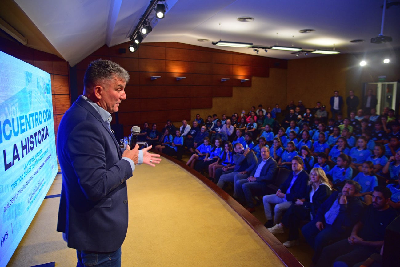 Encuentro con la Historia.  El club Belgrano cumple 120 años y repasó su historia en una charla con los periodistas Gustavo Farías y Pablo Giletta en el auditorio de La Voz. (Nicolás Bravo / La Voz)