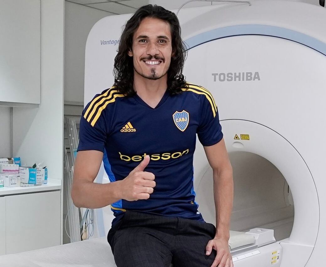 Edinson Cavani durante la revisación médica.