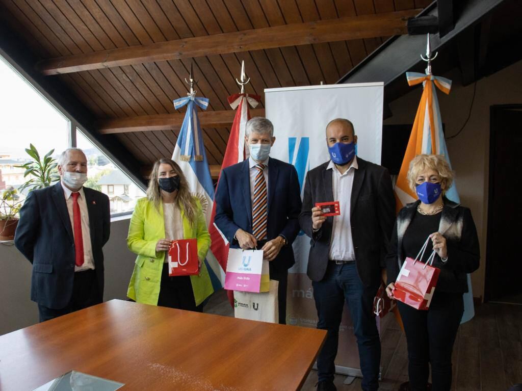 Entrega de presentes en la visita del embajador suizo a Ushuaia.