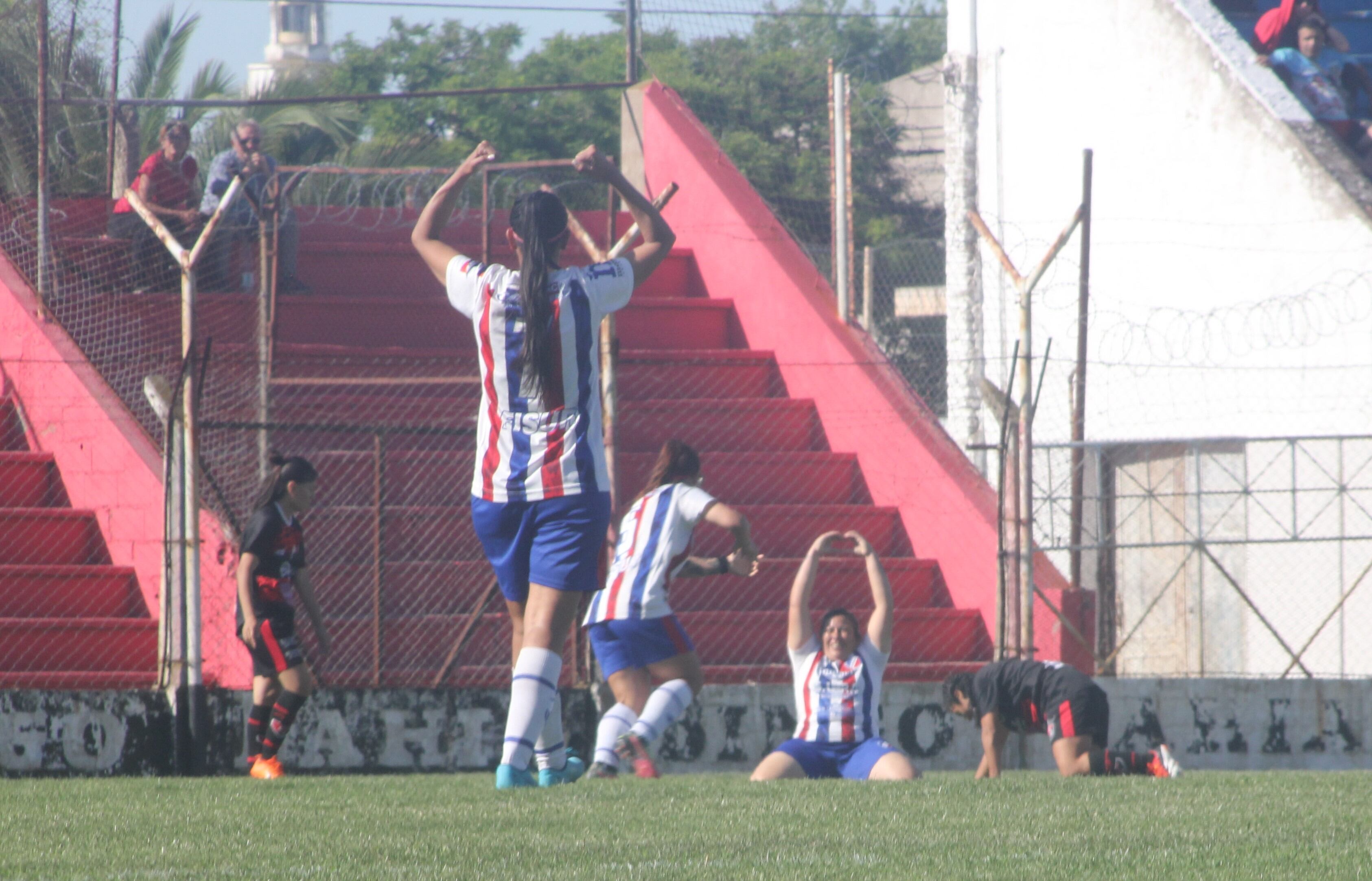 Mariela Sollosky acaba de convertir el gol de Rosario.