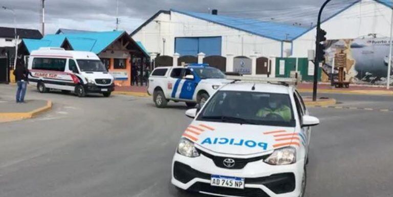 Móvil Policial custodiando turistas