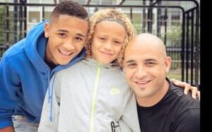 Xavi Simons junto a su padre, Regillio, y su hermano, Faustino.