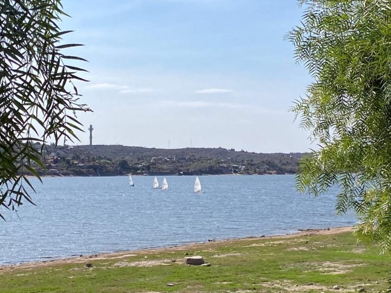 A orillas del lago San Roque en Villa Carlos Paz. Foto: VíaCarlosPaz).