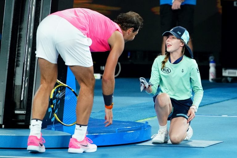 Rafa Nadal regalándole la vincha a la balonera. (Foto: Scott Barbour/AAP)