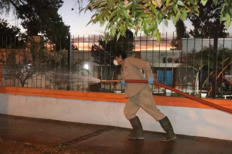 Además de desinfectar, se fumiga también en dispensarios y Polideportivos. (Foto: Municipal).