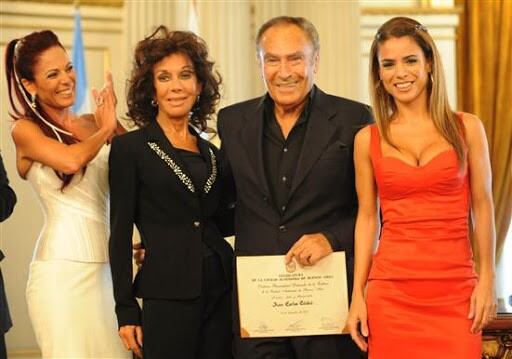 Iliana Calabró junto a sus padres y su hermana Marina.