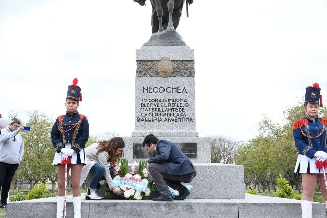 Ofrendas florales frente al monumento al Gral. Mariano Necochea.