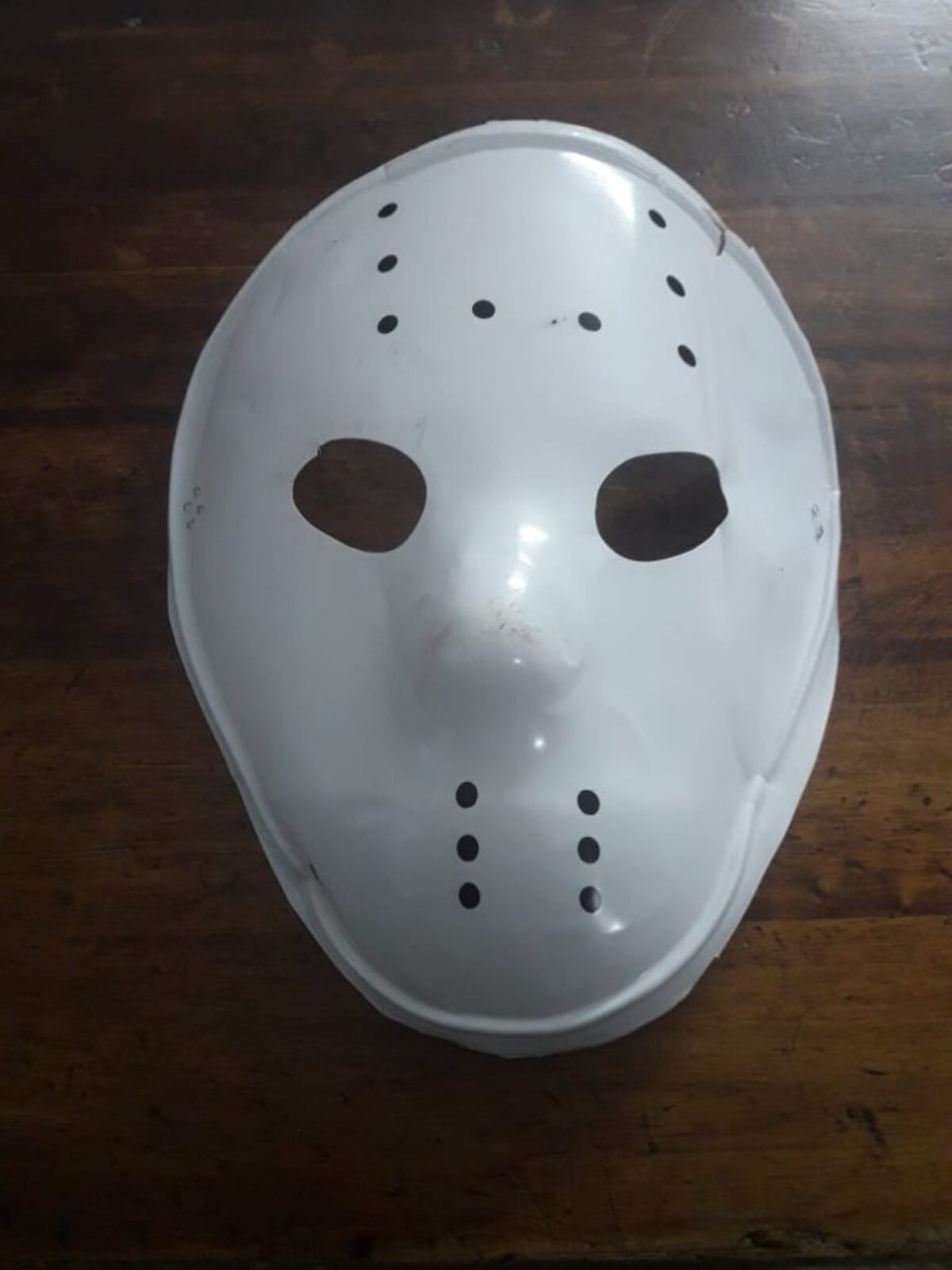 A lo Jason: un ladrón con una máscara de hockey asaltó a un conductor cuando estacionaba