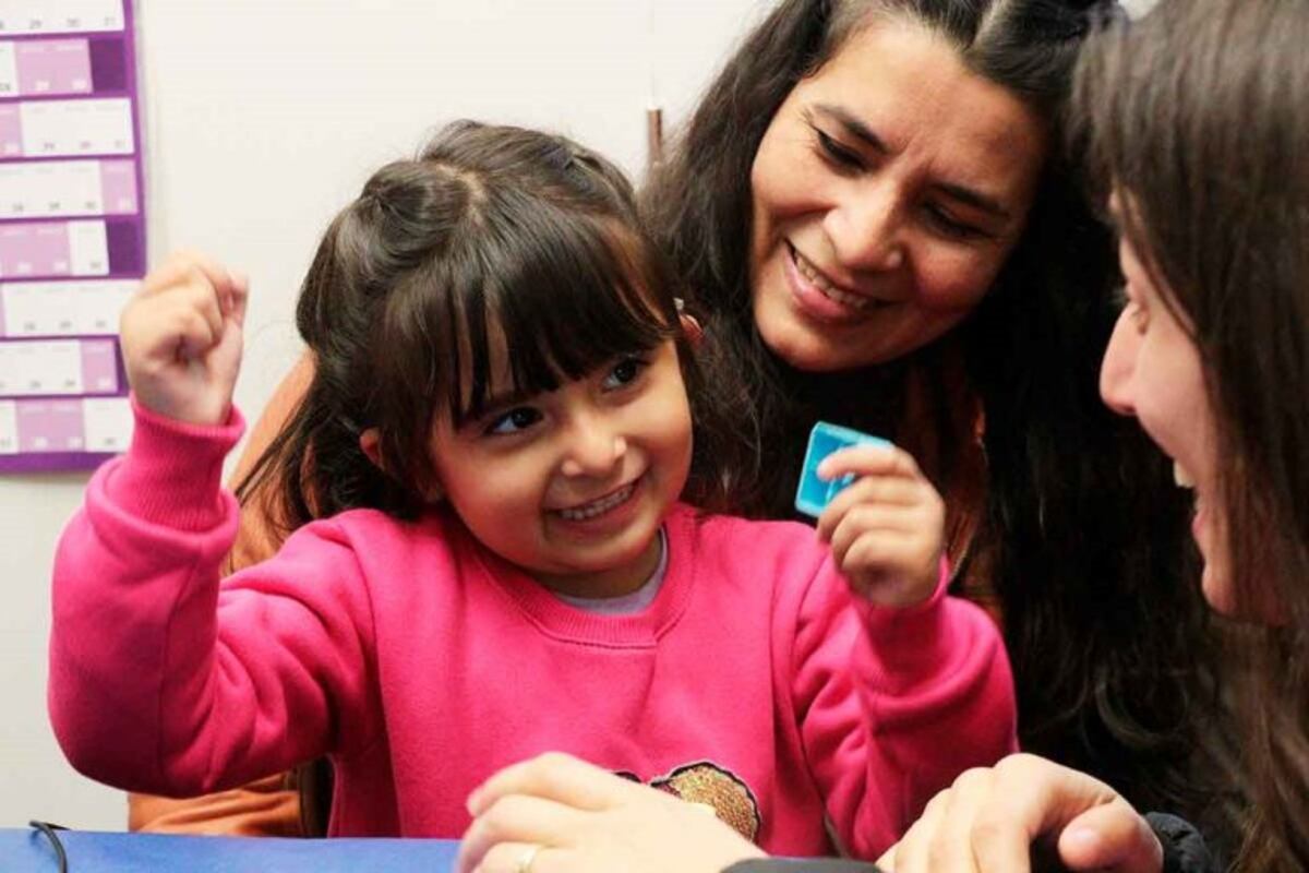Sofía tenía hipoacusia de nacimiento, fue operada y pudo escuchar por primera vez