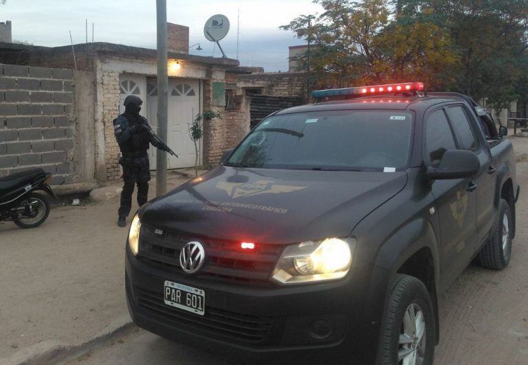 La guardiacárcel fue detenida en Cruz del Eje en la vía pública y con cocaína en su poder.