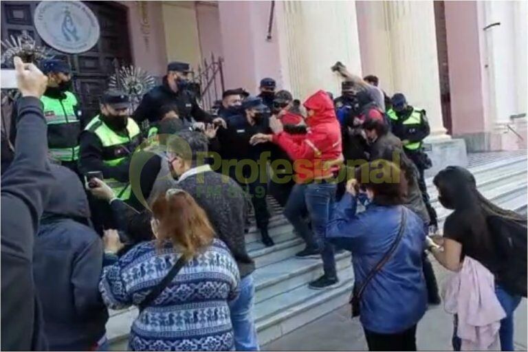 Incidentes en la puerta de la Catedral (Foto de FM Profesional)