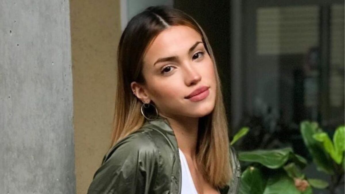 Agustina Agazzani publicó una foto con una remera corta y una bikini muy cavada