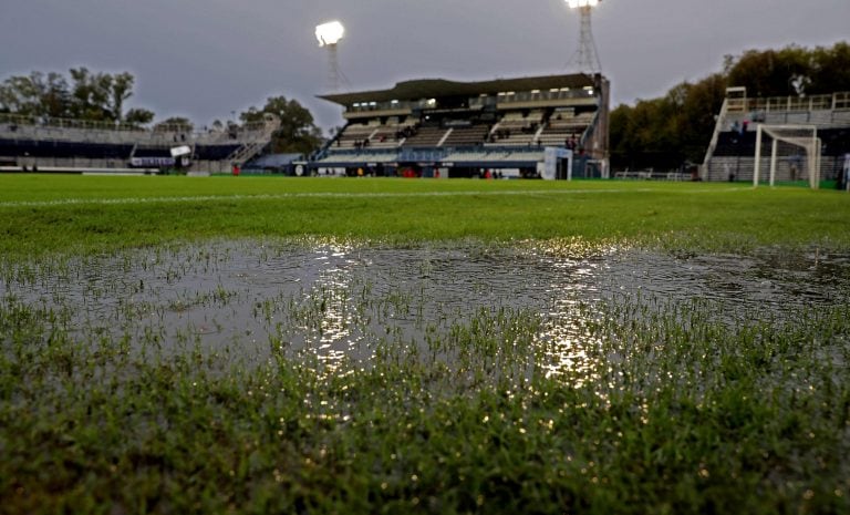 El encuentro entre Gimnasia y Boca había sido suspendido por la fuerte tormenta que azotó a la Provincia de Buenos Aires hace una semana. Foto: AFP.