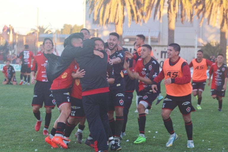 Todos de suman al festejo del goleador y el DT