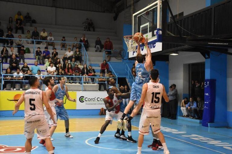 Oberá al ataque en un final para alquilar balcones frente al equipo cordobés de San Francisco. (OTC)