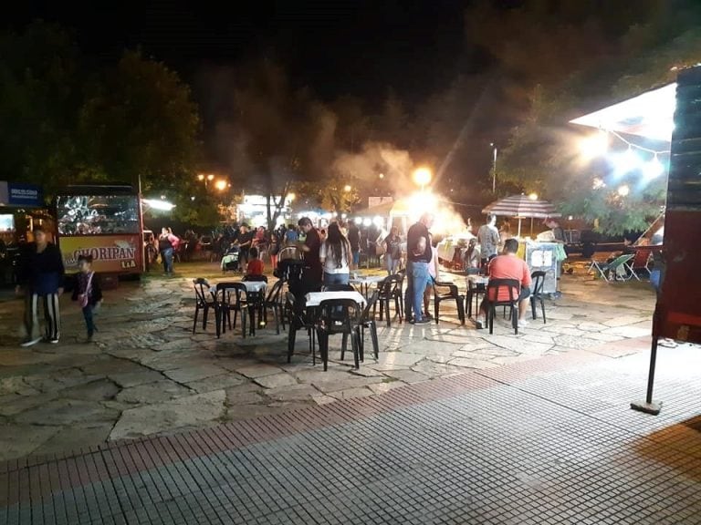 Los footrucks trabajaron a pleno en la primera noche.