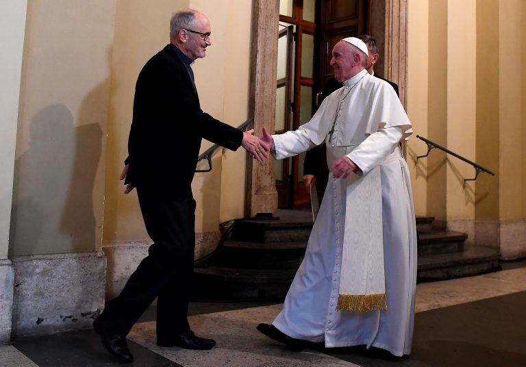 El cardenal Michael Czerny con el Papa Francisco (Foto: Ettore Ferrari/ANSA via AP)