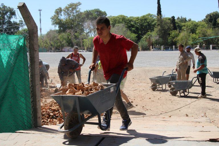 Los obreros colocan los trozos de ladrillo.