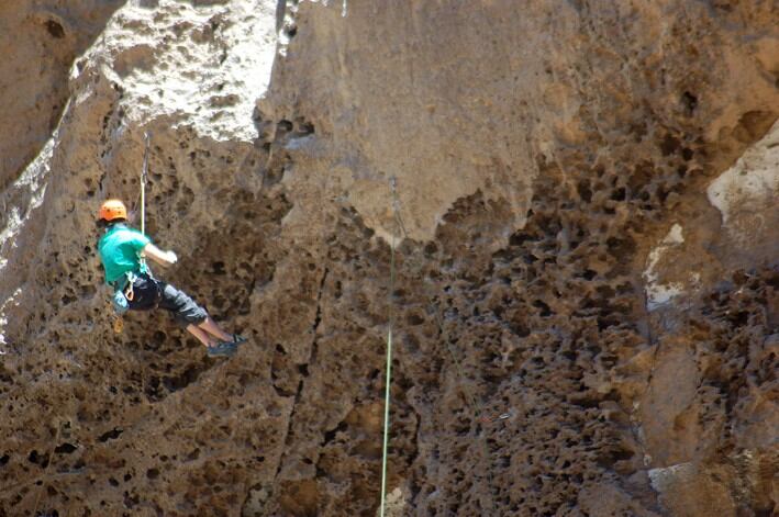 El joven cayó de unos 30 metros de altura.