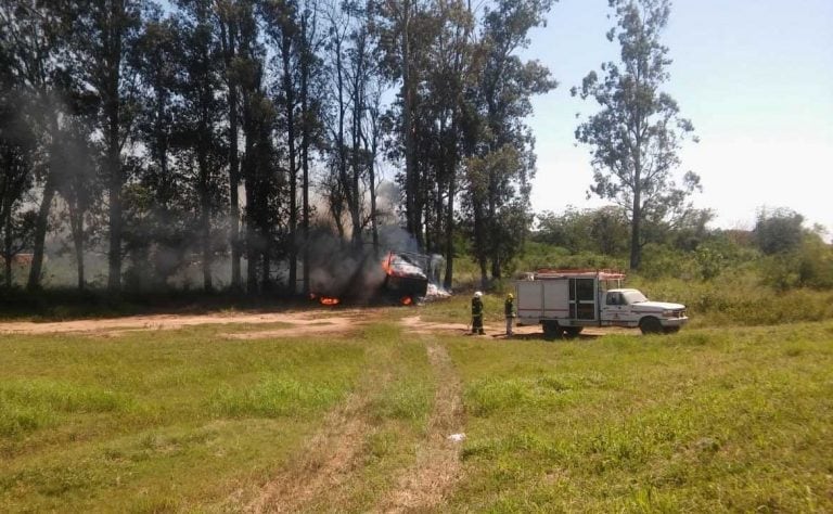 Un motociclista murió al chocar con un camión que volcó y se incendió. (Policía de Salta)