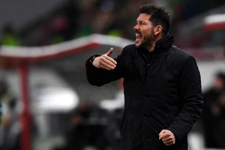 Diego "Cholo" Simeone da indicaciones en la goleada del Atlético Madrid al Lokomotiv Moscú. Foto: AFP.