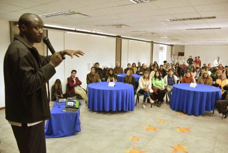 El docente y religioso Peter Tabichi, durante su presentación en San Salvador de Jujuy.