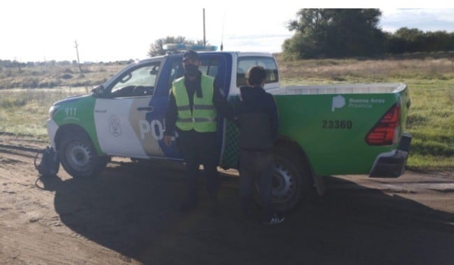 La última foto de Facundo Astudillo Castro, junto al patrullero secuestrado el miércoles en Buratovich.