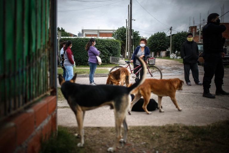 Personas esperan para recibir comida en La Matanza. (Foto: Juan Ignacio Roncoroni/EFE)