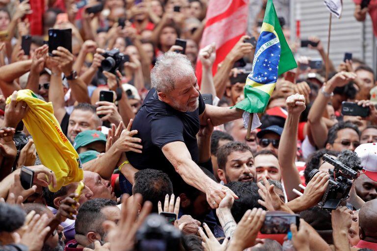 "Es una de las aberraciones más grandes del lawfare en Latinoamérica", dijo la vicepresidenta electa, Cristina Kirchner, sobre el encarcelamiento del expresidente de Brasil, Lula da Silva, recientemente liberado tras estar 580 días preso. Crédito: AP Photo/Nelson Antoine.