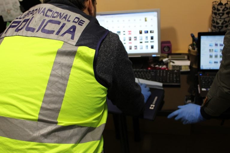 HANDOUT - Policías inspeccionan material confiscado en la desarticulación en España de la mayor red internacional de distribución de pornografía infantil a través de Whatsapp, el 18/04/2017, en un sitio sin precisar.
(ATENCIÓN · Para utilizar únicamente 