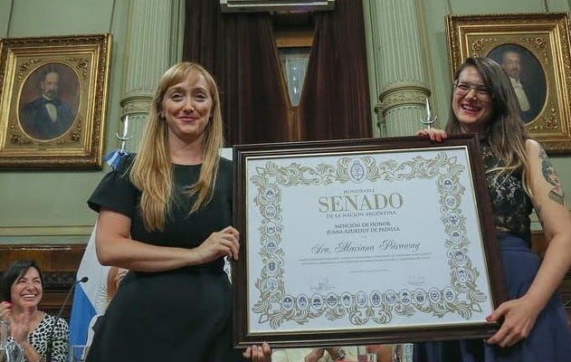 Anabel Sagasti entregó la mención de honor "Juana Azurduy de Padilla" a la cantautora mendocina, Mariana Paraway.