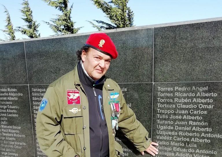 Osvaldo Hillar, fue soldado del Grupo de Artillería Aerotransportado 4 del Ejército Argentino. Por su función, recorrió toda la zona donde se libraron esas batallas.