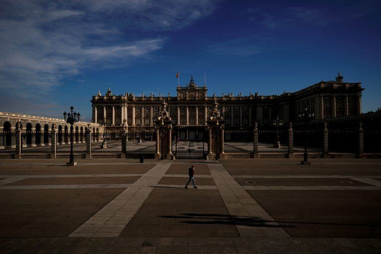 Un hombre camina por las calles vacías de España (Foto: REUTERS/Juan Medina)