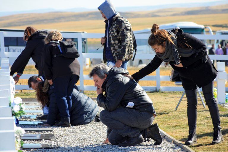 Cementerio argentino de Darwin Islas Malvinas Los familiares de caídos ahora identificados en el cementerio para homenajear sus seres queridos.