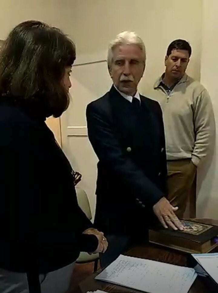 Juramento ante las Sagradas Escrituras del nuevo Secretario Legislativo Carlos Adam.