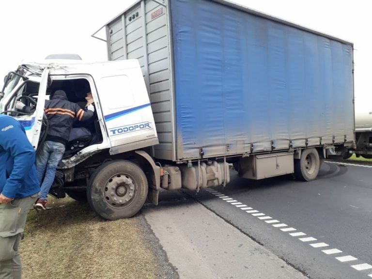 Colectivo de Rosario Bus chocó contra un camión de Mercedes Benz