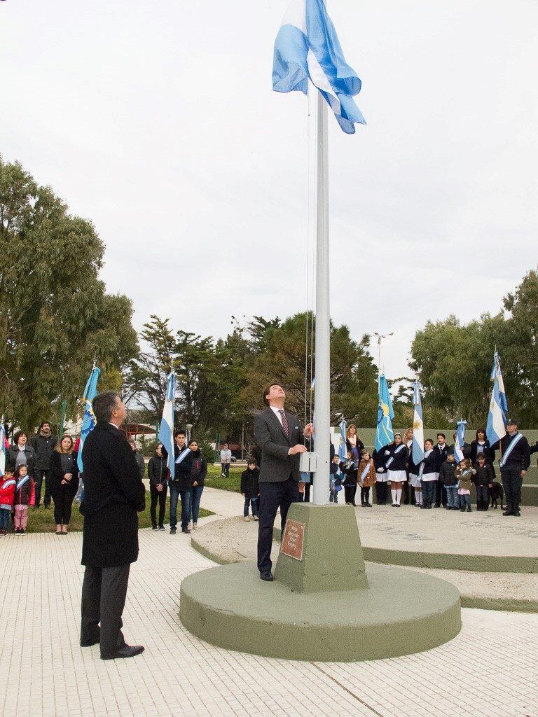 Durante la ceremonia se izó el pabellón nacional.