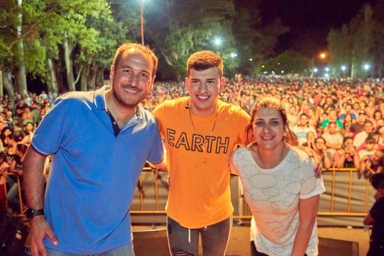 Facu Gutierrez junto a Lafarina y Vercelli en su presentacion en Arroyito