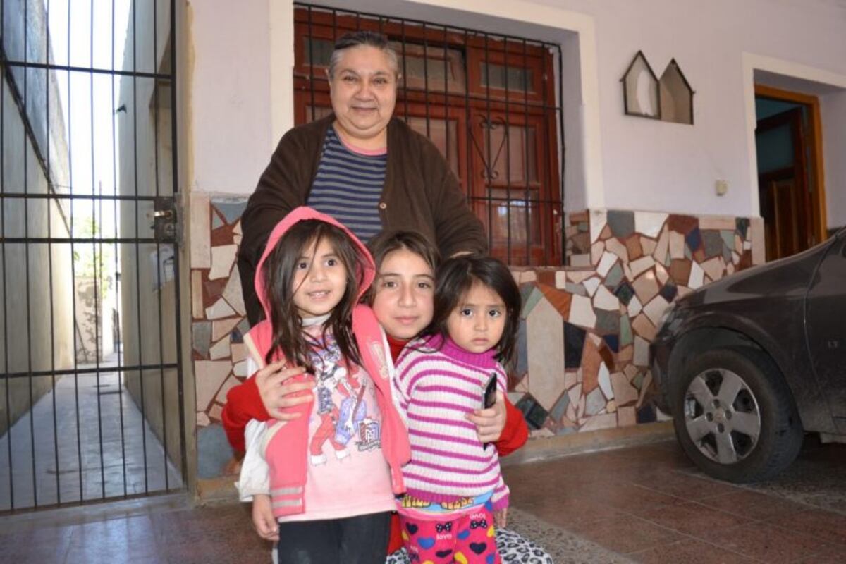 Pequeña heroína: su casa se incendiaba y rescató a su familia