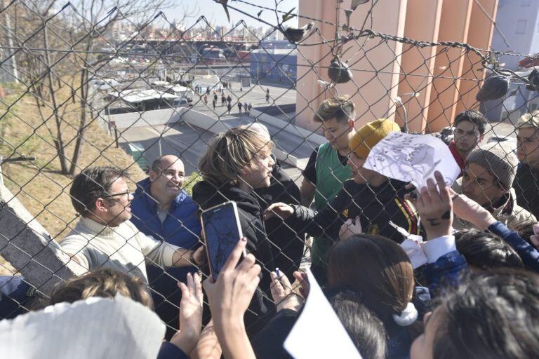 Paulo Londra en la Terminal de Ómnibus de Córdoba y grabando un video para una empresa láctea. Se acercó a saludar a sus fans.