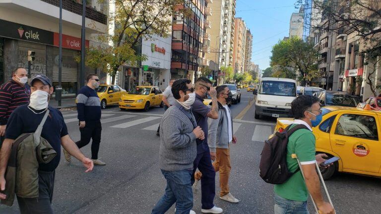 Con barbijos, delegados y activistas municipales marchan al Concejo Deliberante.