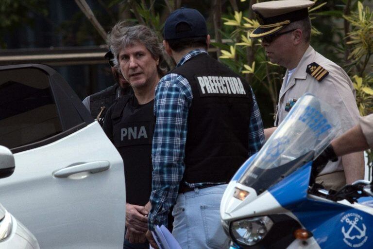 El automóvil que traslada al ex vicepresidente de Argentina Amado Boudou llega a los tribunales en noviembre de 2017, en Buenos Aires (Argentina). Boudou fue detenido acusado de integrar una asociación ilícita que cometió presuntos hechos de lavado de dinero en 2009, cuando era ministro de Economía. Crédito: EFE/David Fernández.