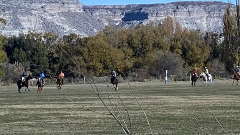 Partido de polo en cuarentena (La Comuna).