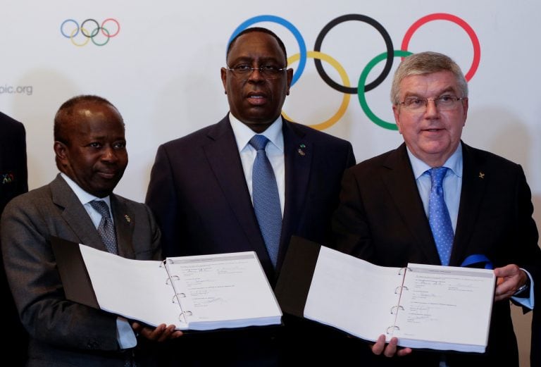 El presidente de Senegal. junto a Thomas Bach. (REUTER)