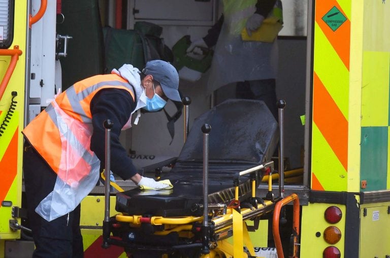 Personal de limpieza higieniza una ambulancia a las afueras del Royal London Hospital Londres, en el Reino Unido (Foto: EFE/EPA/NEIL HALL)