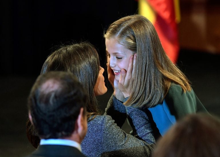 La monarca y una de sus hijas. (AFP)