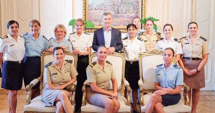 Analía Amaral junto  al Presidente Mauricio Macri y mujeres de las  fuerzas Armadas
Crédito: elcanciller