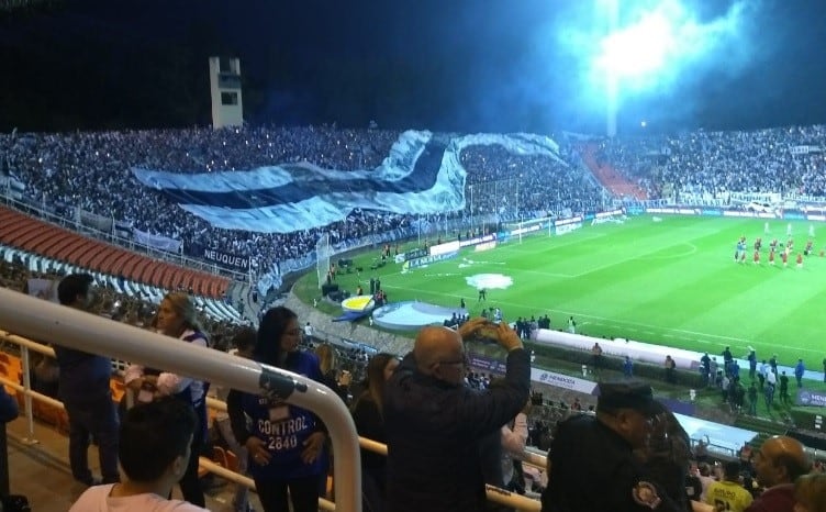 Hinchadas de Central y Gimnasia LP en la previa a la final de Copa Argentina