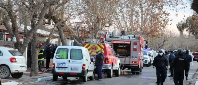 Apagar el incendio requirió del trabajo de tres dotaciones de Bomberos.