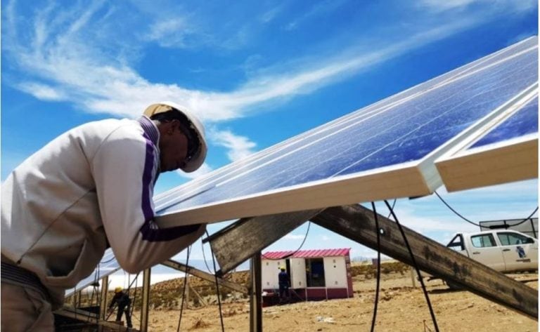 Montaje de paneles en La Ciénaga, el segundo pueblo solar en Jujuy